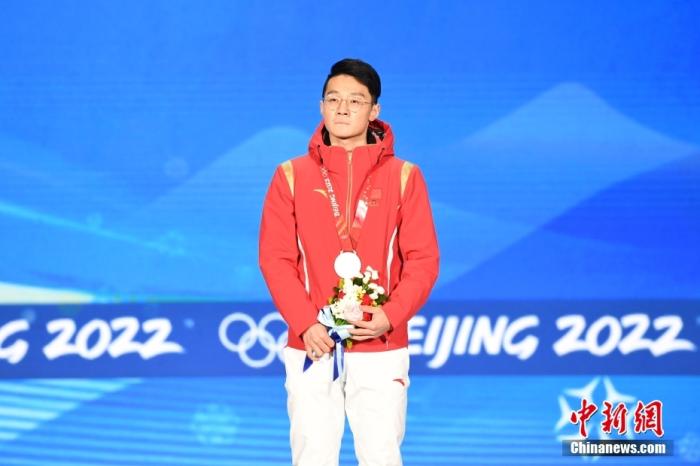 图为冠军中国选手任子威在颁奖仪式上。 <a target='_blank' href='/'>中新社</a>记者 李骏 摄
