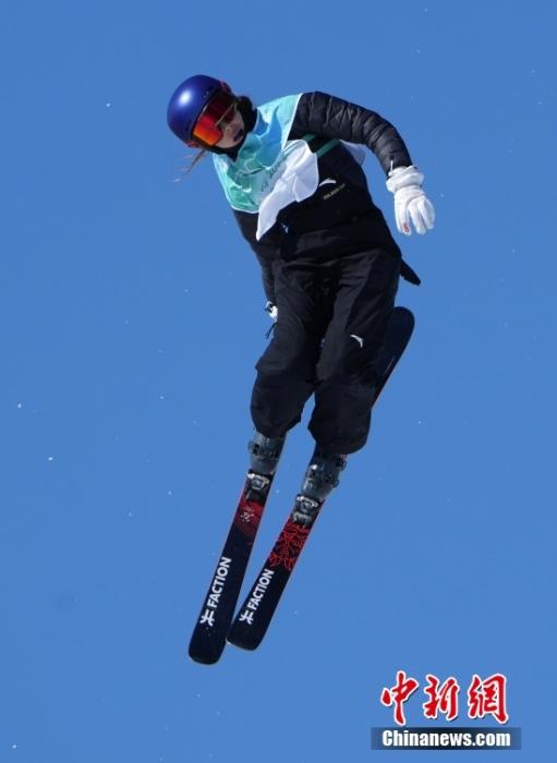 2月8日，在北京首钢滑雪大跳台举行的北京2022年冬奥会自由式滑雪女子大跳台决赛中，中国选手谷爱凌夺得冠军。 <a target='_blank' href='/'>中新社</a>记者 毛建军 摄