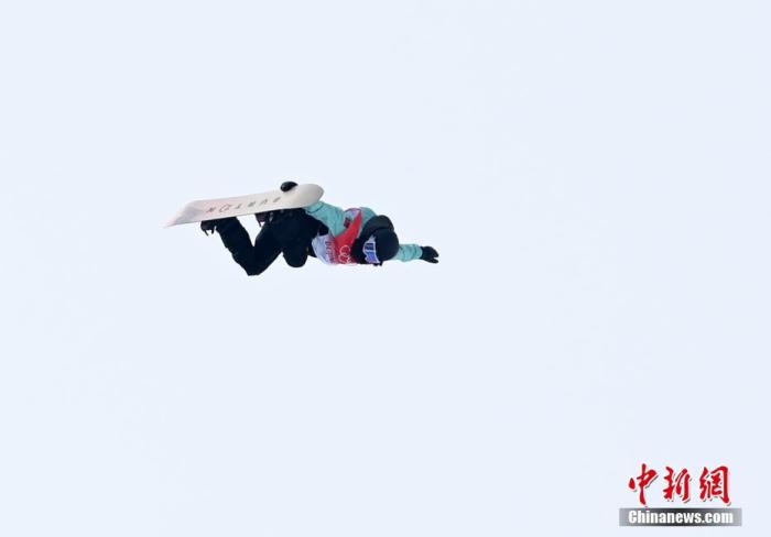 2月9日，北京2022年冬奥会单板滑雪女子U型场地技巧资格赛在张家口云顶滑雪公园进行，中国选手蔡雪桐排名第三，晋级决赛。图为蔡雪桐比赛中。 <a target='_blank' href='http://www.chinanews.com/'>中新社</a>记者 翟羽佳 摄