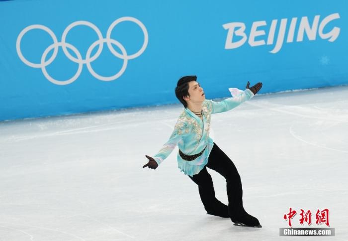 2月10日，北京冬奥会花样滑冰男子单人滑自由滑比赛中，尽管日本名将羽生结弦在挑战阿克塞尔四周跳(4A)时未能成功，但他还是完成了整套动作。<a target='_blank' href='/'>中新社</a>记者 崔楠 摄