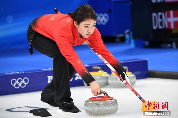 2月10日，在北京国家游泳中心“冰立方”举行的北京2022年冬奥会女子冰壶循环赛中，中国队对阵瑞士队。图为中国队选手韩雨在比赛中。 <a target='_blank' href='/'>中新社</a>记者 李骏 摄