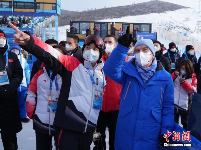2月10日，北京2022年冬奥会单板滑雪女子U型场地技巧决赛在张家口云顶滑雪公园举行，国际奥委会主席巴赫(右)在赛场观看比赛。 <a target='_blank' href='http://www.chinanews.com/'>中新社</a>记者 毛建军 摄