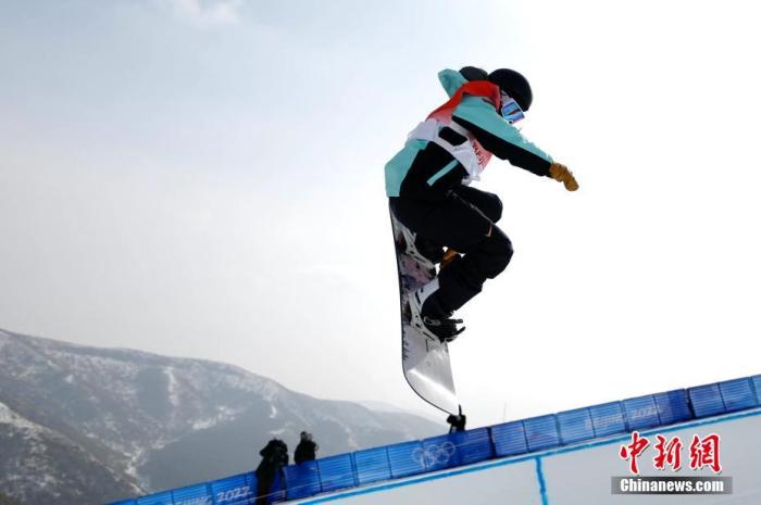 2月10日，北京2022年冬奥会单板滑雪女子U型场地技巧决赛在张家口云顶滑雪公园举行。中国选手蔡雪桐排名第四。图为中国选手蔡雪桐在比赛中。 <a target='_blank' href='/'>中新社</a>记者 富田 摄