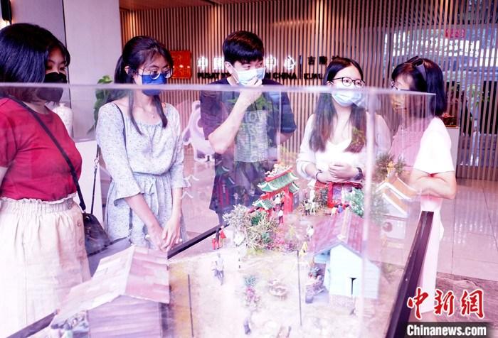 2月8日，民众在吉隆坡中国文化中心参观“农历新年·全手工微雕艺术特展”。 <a target='_blank' href='/'>中新社</a>记者 陈悦 摄