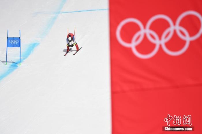 北京2022年冬奥会高山滑雪女子超级大回转比赛在。 <a target='_blank' href='/'>中新社</a>记者 李骏 摄