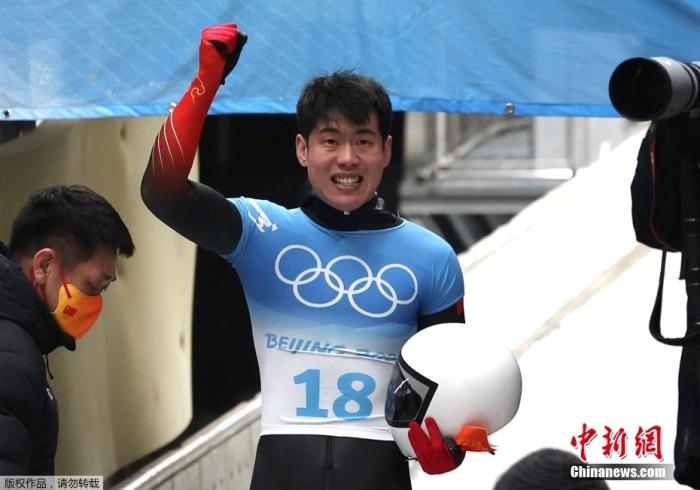 2月11日，北京冬奥会男子钢架雪车比赛结束争夺，中国选手闫文港以四轮4分01秒77的成绩摘得铜牌，创造了中国选手在这一项目的历史最好成绩。图为赛后中国选手闫文港庆祝。