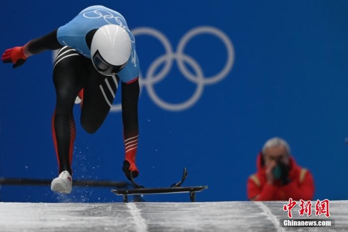 2月11日，中国选手闫文港在北京冬奥会男子钢架雪车比赛中。<a target='_blank' href='/'>中新社</a>记者 何蓬磊 摄
