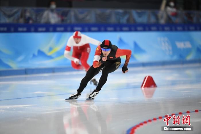 2月12日，北京冬奥会速度滑冰男子500米比赛中，中国选手高亭宇滑出34秒32，获得金牌并打破奥运纪录。图为高亭宇在比赛中。 中新社记者 李骏 摄