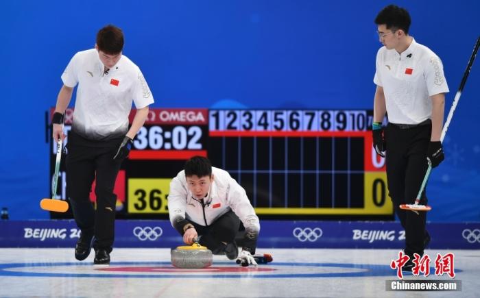 2月12日，北京2022年冬奥会男子冰壶循环赛第5轮比赛在国家游泳中心“冰立方”举行，中国队对阵意大利队。图为中国队队员在比赛中。 <a target='_blank' href='/'>中新社</a>记者 李骏 摄