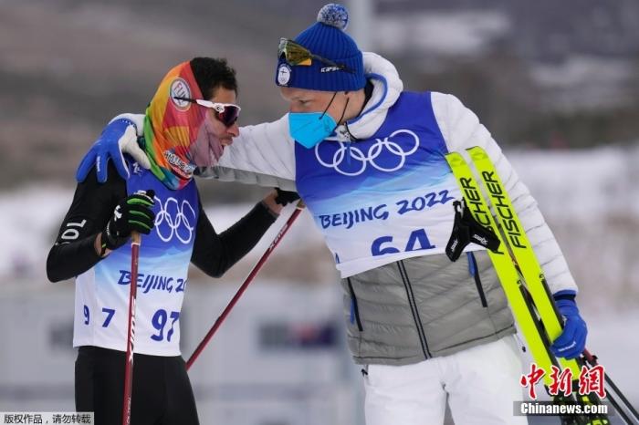 这是2月11日发生在国家越野滑雪中心的一幕，冬奥会越野滑雪男子15公里(传统技术)比赛中，芬兰选手伊沃·尼斯卡宁(64号)夺得冠军后，等待最后排位最后一名的哥伦比亚选手卡洛斯·安德烈斯·昆塔纳冲过终点线时，主动上前送上拥抱。

这是世界顶尖选手相聚的舞台，每一个拼尽全力完赛的选手都值得被鼓励。