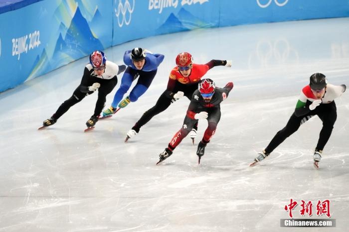 2月13日，北京2022年冬奥会短道速滑男子500米半决赛在首都体育馆举行。 <a target='_blank' href='/'>中新社</a>记者 毛建军 摄