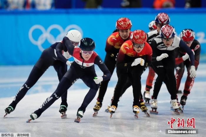 2月13日，北京冬奥会短道速滑女子3000米接力决赛举行。由范可新、张雨婷、张楚桐和曲春雨组成的中国队，在决赛中滑出了4分03秒863，收获一枚铜牌。图为比赛现场。