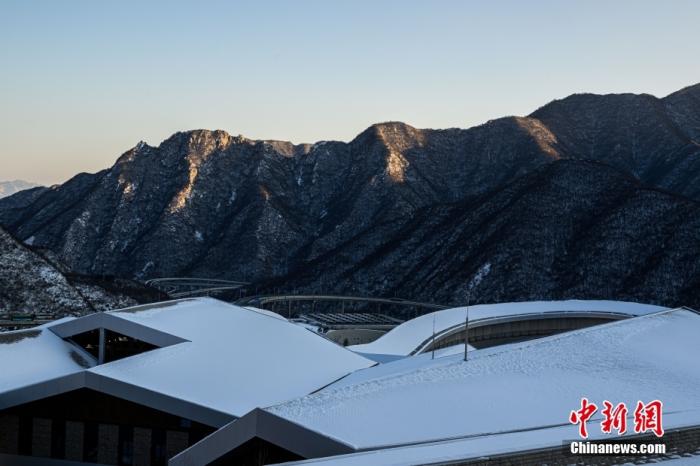 2月14日，雪后初霁的国家雪车雪橇中心。位于北京延庆区的国家雪车雪橇中心被称为“雪游龙”，是北京冬奥会雪车、雪橇、钢架雪车项目的比赛场地。 <a target='_blank' href='/'>中新社</a>记者 何蓬磊 摄