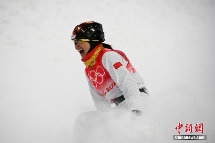 2月14日晚，北京2022年冬奥会自由式滑雪女子空中技巧决赛在张家口云顶滑雪公园进行，中国选手徐梦桃夺得该赛事冠军。图为徐梦桃在比赛中。 中新社记者 翟羽佳 摄
