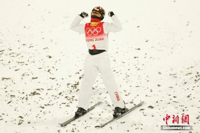 2月14日，北京2022年冬奥会自由式滑雪女子空中技巧决赛在张家口云顶滑雪公园举行，中国选手徐梦桃夺得冠军。图为徐梦桃在比赛后庆祝。  中新社记者 富田 摄