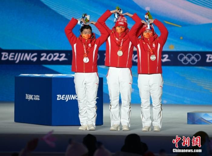 2月11日，冬奥会自由式滑雪空中技巧混合团体颁奖仪式举行，中国“空中天团”除了赛场帅气的一面，也有可爱的一面。图为徐梦桃、贾宗洋、齐广璞的爱心三连发。<a target='_blank' href='/'>中新社</a>记者 翟羽佳 摄