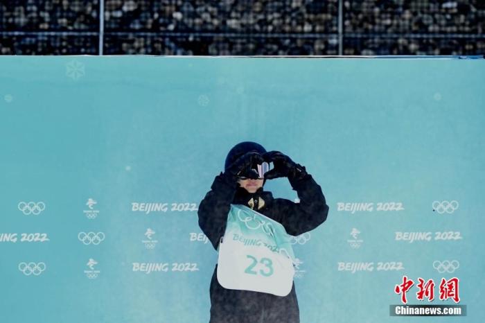 2月14日，北京2022年冬奥会单板滑雪男子大跳台资格赛在北京首钢滑雪大跳台举行。中国选手苏翊鸣晋级决赛。图为苏翊鸣在第一轮赛后做比心动作。 <a target='_blank' href='/'>中新社</a>记者 李骏 摄