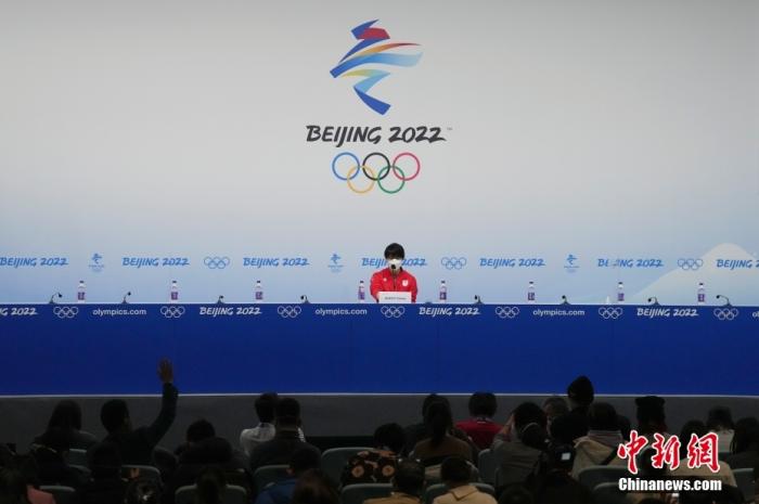 2月14日，羽生结弦在发布会上。当日，日本花样滑冰运动员羽生结弦在北京冬奥会主新闻中心举行新闻发布会。 <a target='_blank' href='/'>中新社</a>记者 毛建军 摄
