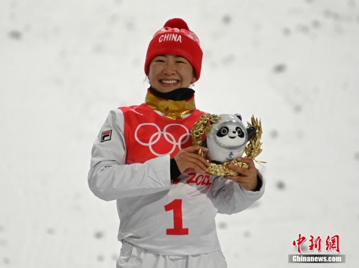2月14日晚，北京2022年冬奥会自由式滑雪女子空中技巧决赛在张家口云顶滑雪公园进行，中国选手徐梦桃夺得该赛事冠军。图为徐梦桃在颁发纪念品仪式上庆祝夺冠。  中新社记者 翟羽佳 摄