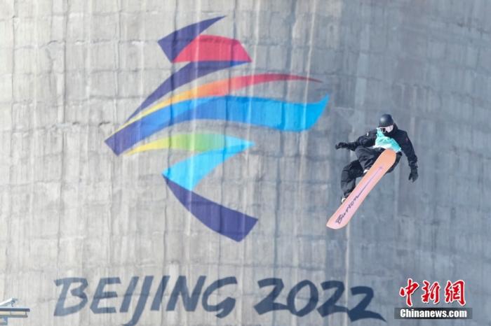 2月15日，北京2022年冬奧會單板滑雪須眉大年夜跳台決賽正正在尾鋼滑雪大年夜跳台舉行，中國選足蘇翊叫獲得冠軍。圖為蘇翊叫賽止進行熱身。 a target='_blank' href='/'中新社/a記者 毛建軍 攝