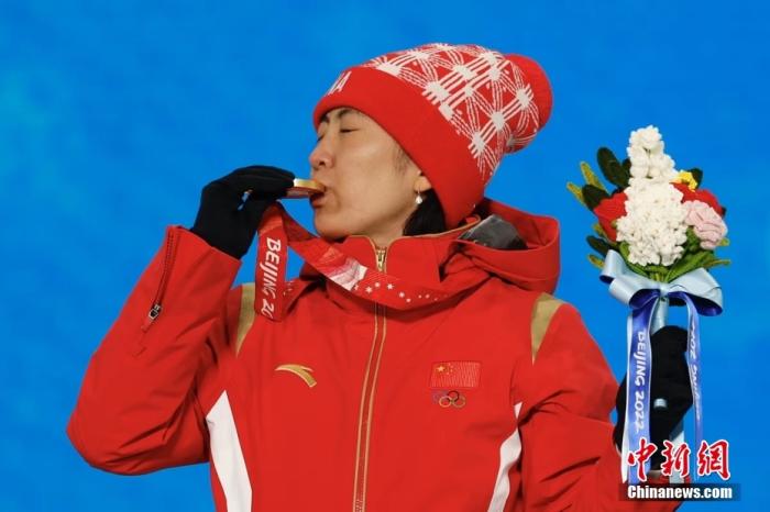 2月15日，冠军中国队选手徐梦桃在奖牌颁发仪式上亲吻金牌。当日，北京2022年冬奥会自由式滑雪女子空中技巧奖牌颁发仪式在张家口赛区颁奖广场举行。  中新社记者 富田 摄