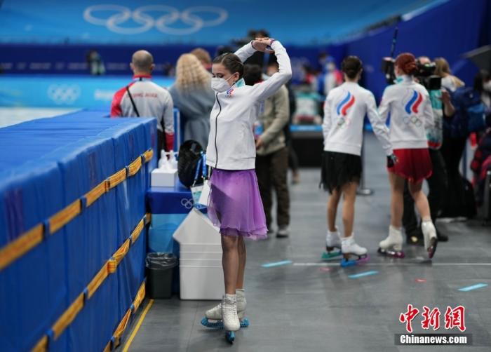 2月15日，北京2022年冬奥会花样滑冰女子单人滑短节目比赛在首都体育馆举行。图为俄罗斯奥委会队选手卡米拉·瓦利耶娃赛前热身。 中新社记者 崔楠 摄