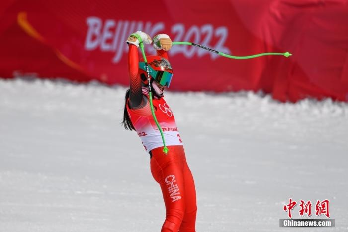 2月15日，在国家高山滑雪中心举行的北京2022年冬奥会高山滑雪女子滑降比赛中，中国选手孔凡影以1分44秒53的成绩顺利完赛，成为中国首个在冬奥会高山滑雪女子滑降比赛中完赛的运动员。图为孔凡影赛后向观众比心。 <a target='_blank' href='/'>中新社</a>记者 何蓬磊 摄