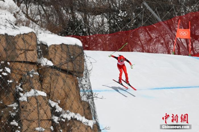 2月15日，在国家高山滑雪中心举行的北京2022年冬奥会高山滑雪女子滑降比赛中，中国选手孔凡影以1分44秒53的成绩顺利完赛，成为中国首个在冬奥会高山滑雪女子滑降比赛中完赛的运动员。图为孔凡影在比赛中。 <a target='_blank' href='/'>中新社</a>记者 何蓬磊 摄