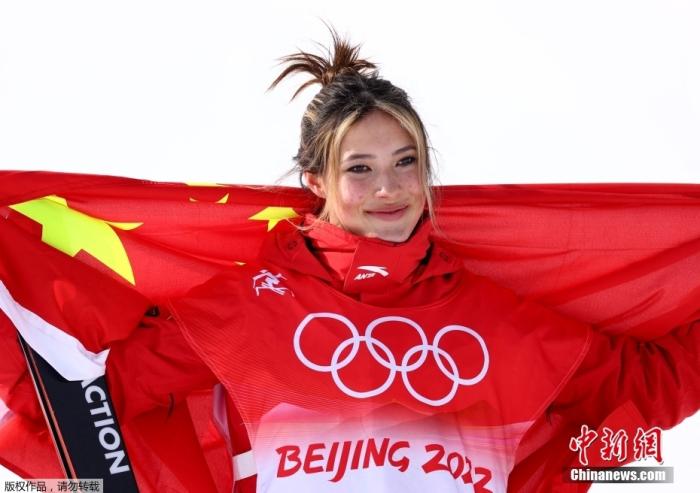 2月15日，中国选手谷爱凌凭借最后一跳的完美发挥摘得坡面障碍技巧银牌。谷爱凌披起五星红旗迎来属于自己的第二只金墩墩。