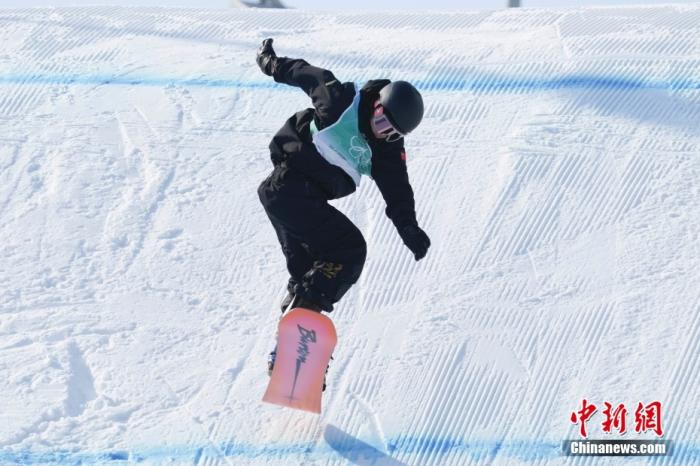 2月15日，苏翊鸣在单板滑雪男子大跳台决赛比赛中。<a target='_blank' href='/'>中新社</a>记者 毛建军 摄
