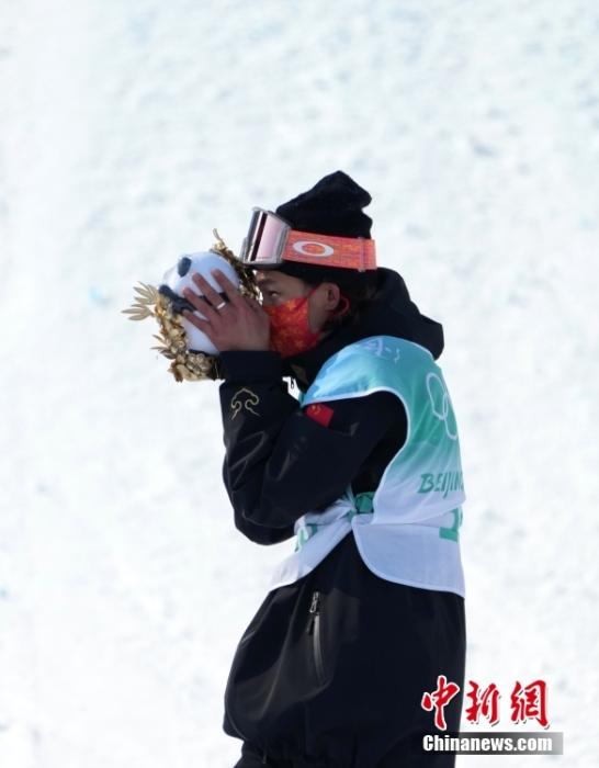 苏翊鸣：笑傲“雪飞天”
