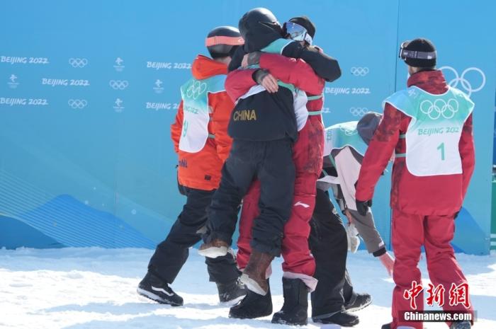 2月15日，北京2022年冬奥会单板滑雪男子大跳台决赛在首钢滑雪大跳台举行，中国选手苏翊鸣获得冠军。图为参赛选手拥抱庆祝。 <a target='_blank' href='/'>中新社</a>记者 毛建军 摄