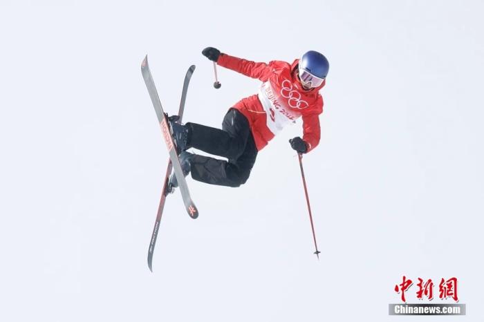 2月15日，北京2022年冬奥会自由式滑雪女子坡面障碍技巧决赛在张家口云顶滑雪公园举行。中国选手谷爱凌获得银牌。 <a target='_blank' href='/'>中新社</a>记者 富田 摄 　