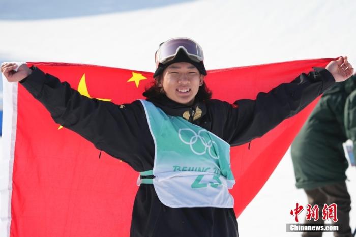 2月15日，北京2022年冬奧會單板滑雪男子大跳臺決賽在首鋼滑雪大跳臺舉行，中國選手蘇翊鳴獲得冠軍。 <a target='_blank' href='/'>中新社</a>記者 毛建軍 攝