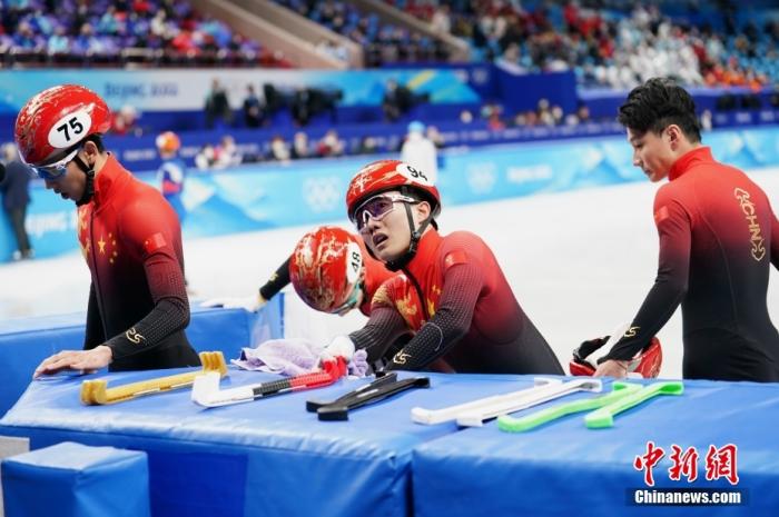 2月16日，北京2022年冬奥会短道速滑项目男子5000米接力决赛在首都体育馆举行。中国队排名第五。图为中国队赛后离场。 <a target='_blank' href='/'>中新社</a>记者 崔楠 摄
