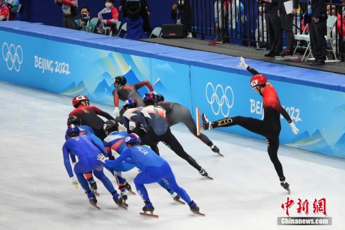 2月16日，北京2022年冬奥会短道速滑项目男子5000米决赛在首都体育馆举行。中国队排名第五。图为孙龙（右一）在比赛中摔倒。 <a target='_blank' href='/'>中新社</a>记者 毛建军 摄