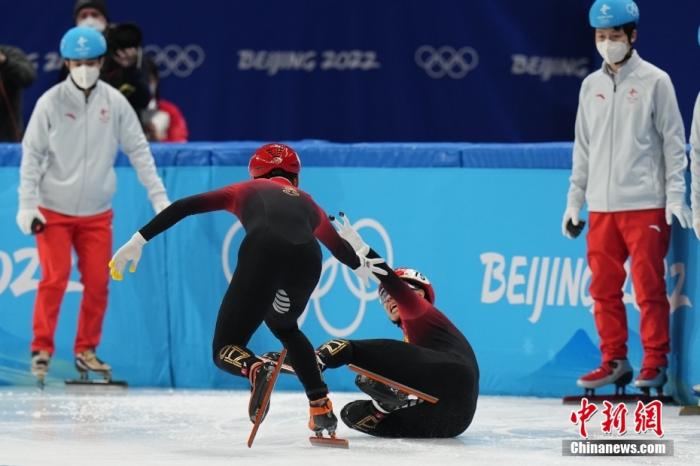 2月16日，北京2022年冬奥会短道速滑项目男子5000米A组决赛在首都体育馆举行。中国队排名第5。图为孙龙（右）在比赛中摔倒。 <a target='_blank' href='/'>中新社</a>记者 崔楠 摄