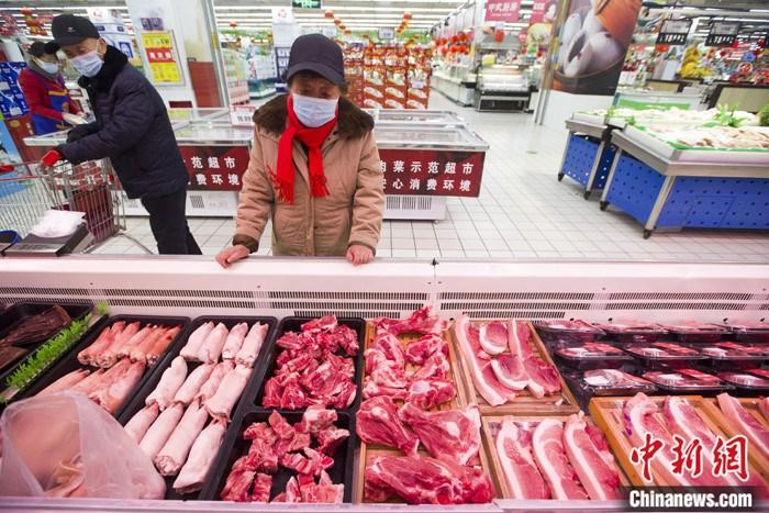 资料图：消费者在超市选购猪肉。 <a target='_blank' href='/'>中新社</a>记者 张云 摄
