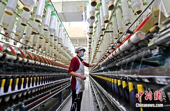 资料图：工人在工厂内作业。 中新社记者 王东明 摄