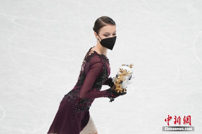 2月17日，俄罗斯奥委会选手安娜·谢尔巴科娃在颁发纪念品仪式后。 <a target='_blank' href='/'>中新社</a>记者 毛建军 摄