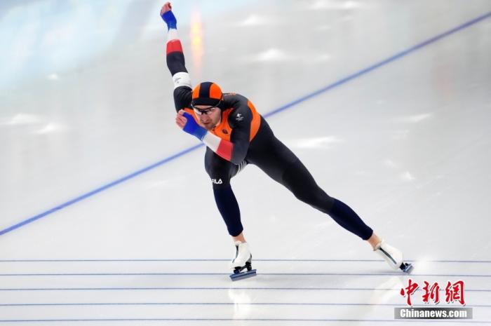 2月18日，荷兰选手托马斯·克罗尔在比赛中。当日，北京2022年冬奥会速度滑冰男子1000米决赛在国家速滑馆“冰丝带”举行，荷兰选手托马斯·克罗尔夺得冠军。 <a target='_blank' href='/'>中新社</a>记者 毛建军 摄