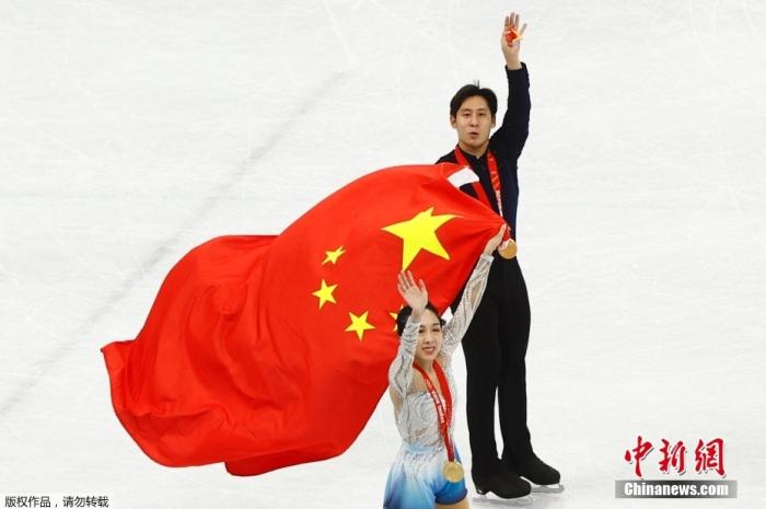 2月19日，北京冬奥会花样滑冰比赛收官，最后一个单项“双人滑”的金牌花落中国组合隋文静/韩聪。