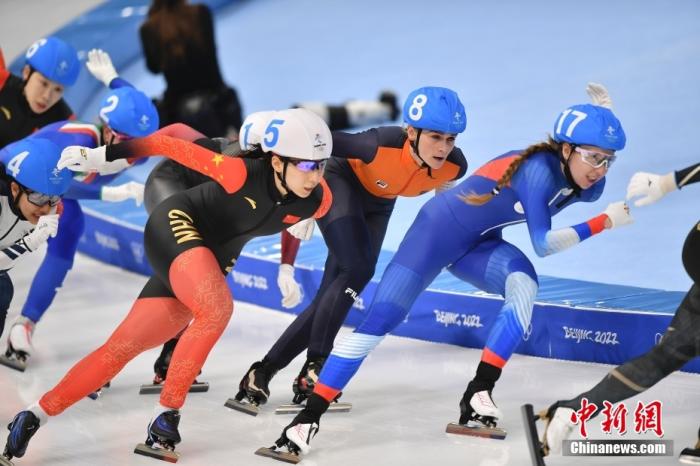 2月19日，北京2022年冬奥会速度滑冰女子集体出发决赛在国家速滑馆“冰丝带”举行。图为中国队选手李奇时(5号)在比赛中。 <a target='_blank' href='/'>中新社</a>记者 李骏 摄
