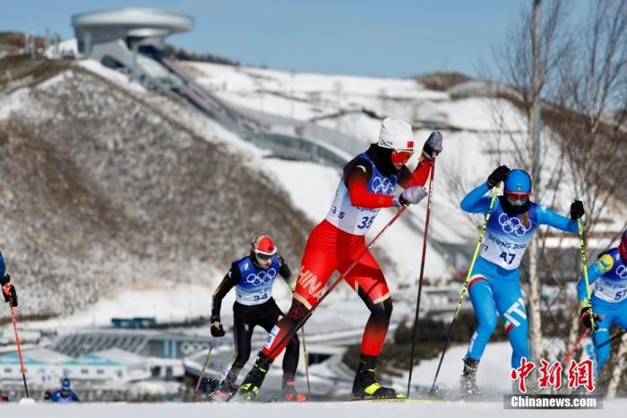 2月20日，中国队选手巴亚尼·加林（35号）在比赛中。当日，北京2022年冬奥会越野滑雪女子30公里集体出发（自由技术）比赛在国家越野滑雪中心举行。 <a target='_blank' href='/'>中新社</a>记者 富田 摄