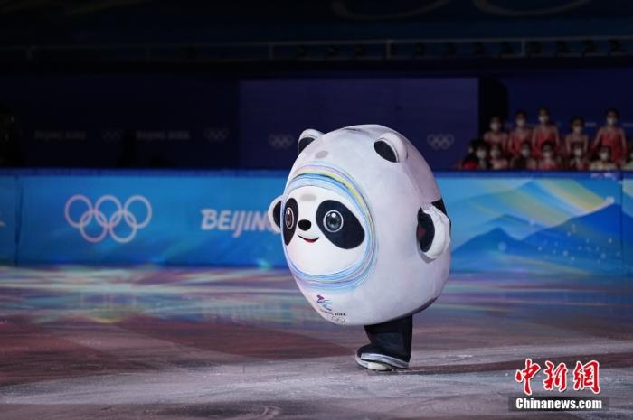 2月20日，北京2022年冬奥会花样滑冰表演滑在首都体育馆举行。图为“冰墩墩”亮相表演滑。 中新社记者 崔楠 摄