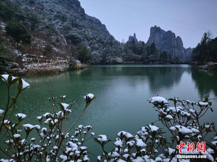 宁德福鼎太姥山，霜雪与湖水构成天然山水画。 陈维新 摄
