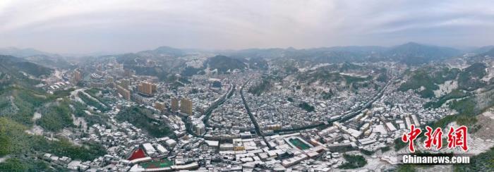 宁德寿宁县城被雪覆上一层白纱。 袁晓昊 摄