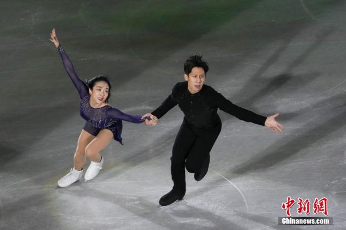 2月20日，北京2022年冬奧會花樣滑冰表演滑在首都體育館舉行。圖為中國隊選手隋文靜/韓聰在表演滑中。 <a target='_blank' href='/'>中新社</a>記者 毛建軍 攝