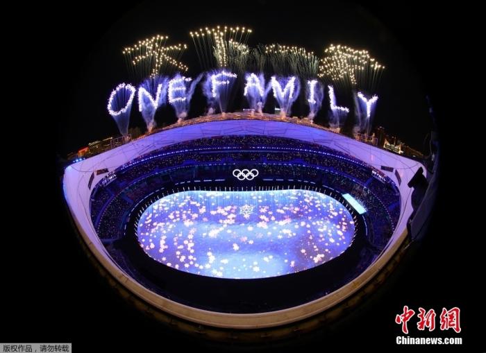 2月20日，北京2022年冬∏�W���]幕式在��家�w育�觥傍B巢”正式拉�_帷∞幕】。�D�殚]幕式尾待外面���花秀：天下一家。