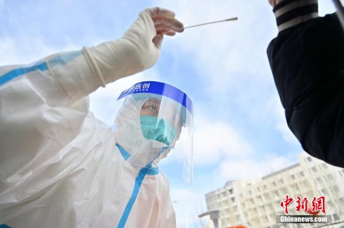 资料图：医护人员为市民做核酸检测。 刘文华 摄